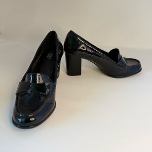 🌸JONES NEW YORK pre-owned patent black shoes. 3” heels. Size 7.5M. WHEELS 06.